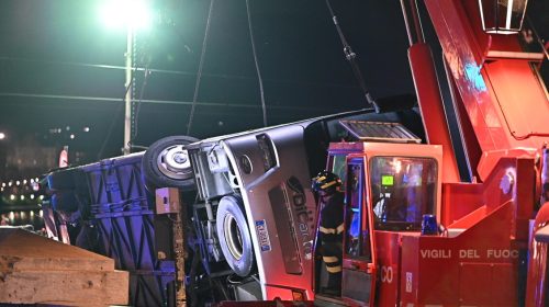 Recuperato e messo sotto sequestro il bus precipitato nel Po – Notizie – Ansa.it Recuperato e messo sotto sequestro il bus precipitato nel Po – Notizie – Ansa.it