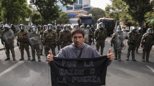 Scontri tra polizia e pescatori davanti al Congresso in Cile – America Latina – Ansa.it