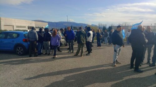 Trafitto da scheggia, presidio colleghi davanti la fabbrica – Notizie – Ansa.it Trafitto da scheggia, presidio colleghi davanti la fabbrica – Notizie – Ansa.it