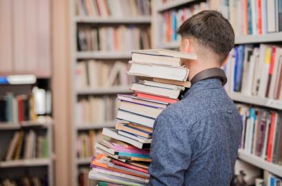 Boom dei libri fantasy: vendite in aumento del 27,1%. Rebecca Yarros al top