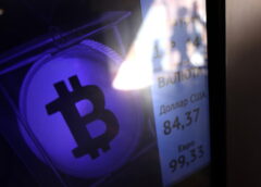 Bitcoin in altalena, tocca i 90mila dollari poi scivola a 87.000 – Notizie – Ansa.it