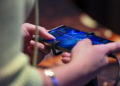 Un terzo delle chat dei minori americani con l’IA tratta violenza e sesso – Future Tech – Ansa.it