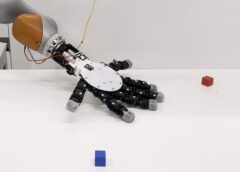 La mano robotica staccabile, cammina da sola sulle sue dita  VIDEO