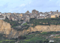 Dalla geologia ai satelliti, che cosa sappiamo della frana di Niscemi