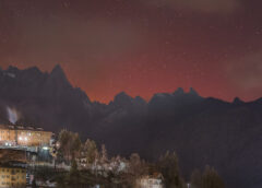 L'aurora boreale colora di rosso il cielo sulle Dolomiti