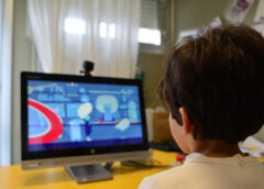 Oltre la metà dei ragazzi usa l'intelligenza artificiale, anche i bimbi