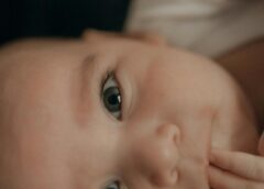 I neonati più veloci dell'IA, riconoscono gli oggetti già a 2 mesi