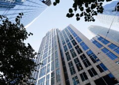 Il Pentagono minaccia di tagliare Anthropic, disputa su limiti a IA